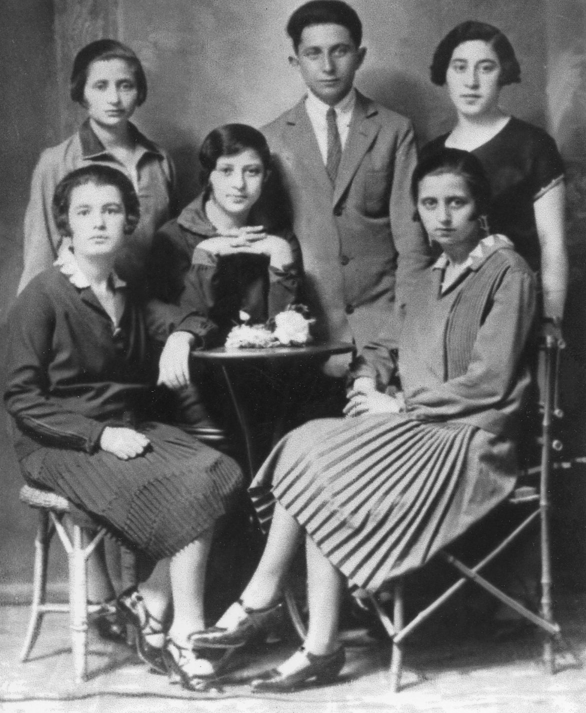 Reizel with her Zionist friends, 1930.